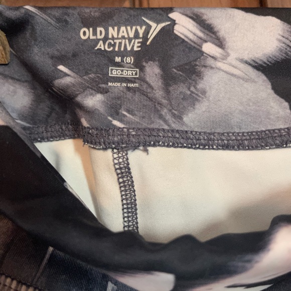 Active Old Navy size 8 leggings. Gently worn. X openings down by the ankle. - Picture 3 of 4